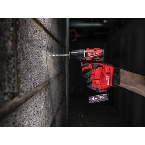 Milwaukee M12 BLPDRC wierci wiertłem do betonu w ścianie z bloczków